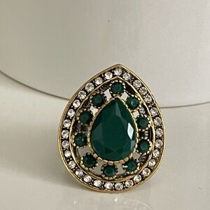 Elegant Green rhinestone teardrop ring good for a beautiful green dress 🌸